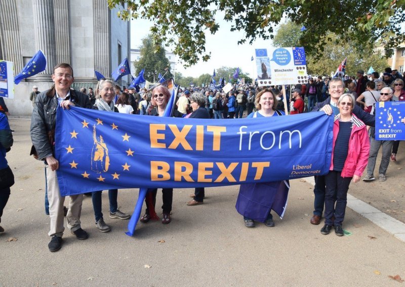 Deseci tisuća ljudi u Londonu traže novi referendum o Brexitu