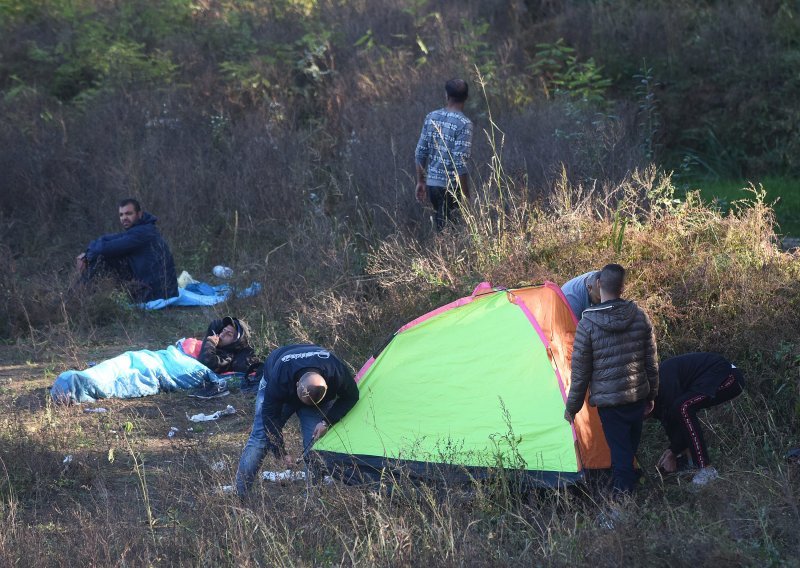 Sukobili se migranti u Velikoj Kladuši pa napali policajce, dvadeset uhićenih