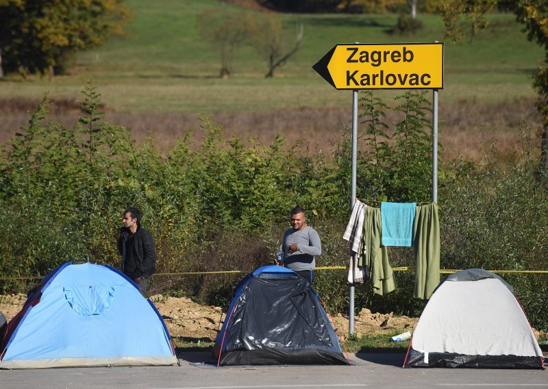 Noć na Maljevcu protekla mirno, migranti spavali na zemlji