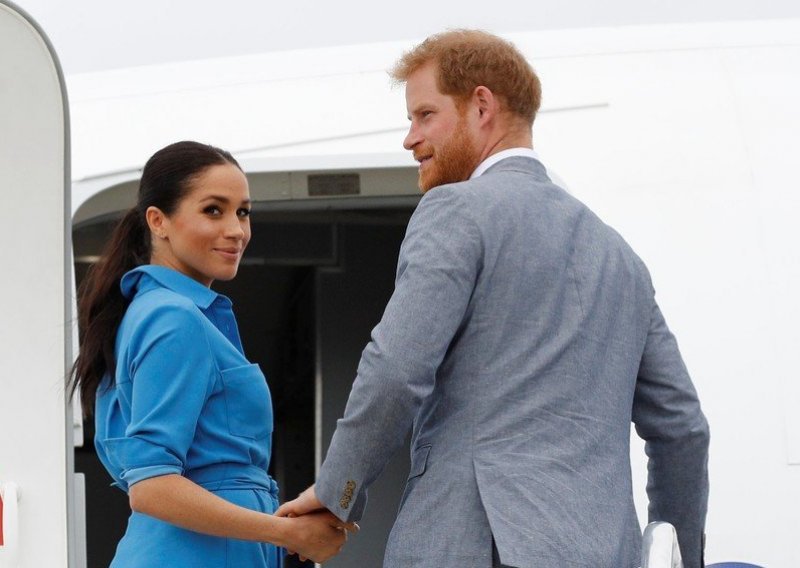 Povratak u Australiju za Meghan i Harryja umalo pošao po zlu, pilot u zadnji tren manevrom izbjegao dramu