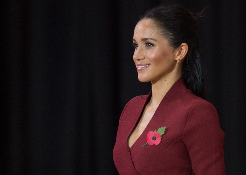 U opuštenijem izdanju koje joj prikriva trbuščić Meghan Markle zrači elegancijom