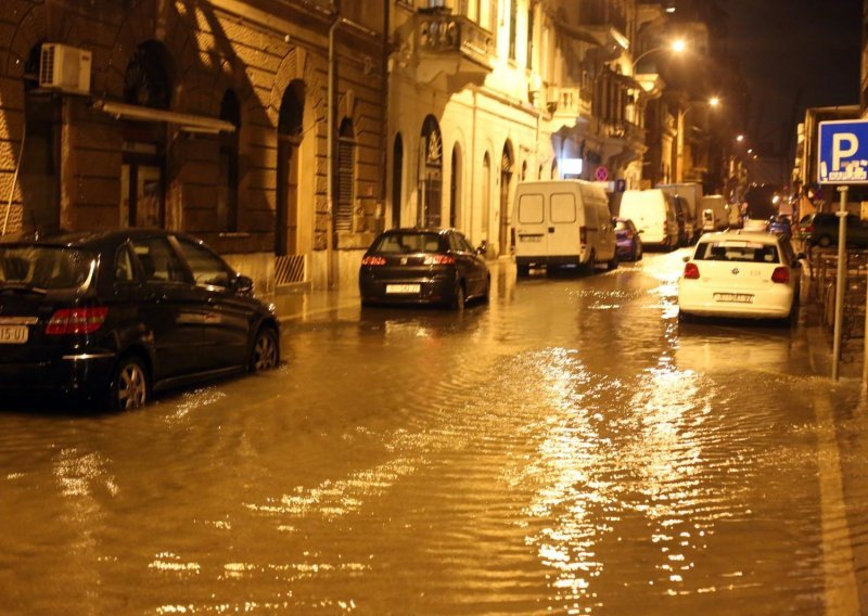 [FOTO] Nestvarni prizori: Rijeka poplavljena, valovi divljali u pulskom akvatoriju