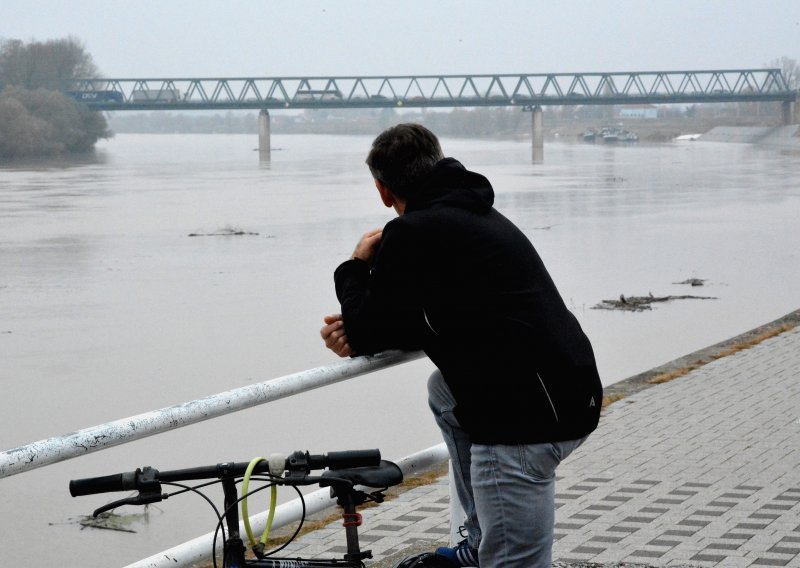 Sava u Slavonski brod donijela brdo smeća