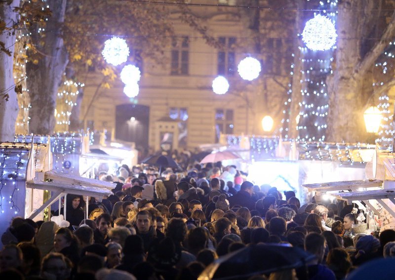 Znate li koliko plaćate stavljanje i skidanje božićnih dekoracija po Zagrebu?