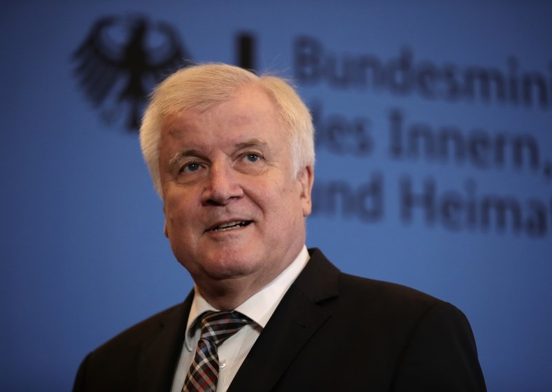 Seehofer se povlači s vrha CSU-a, ostaje ministar unutarnjih poslova