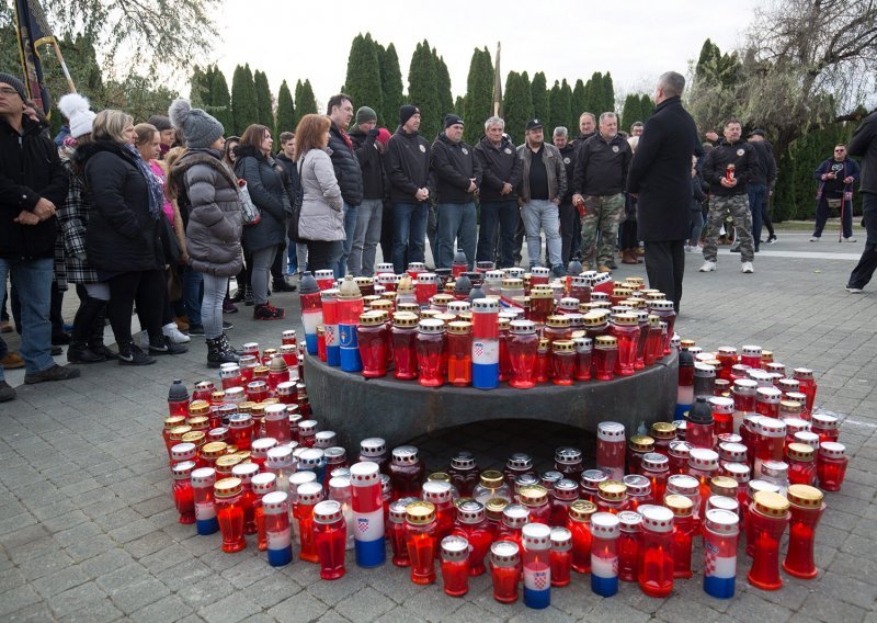 Brojni građani stižu u Vukovar, odaju počast žrtvama na Memorijalnom groblju