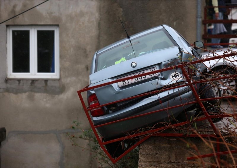 Automobil u Rijeci ostao visjeti iznad kuće