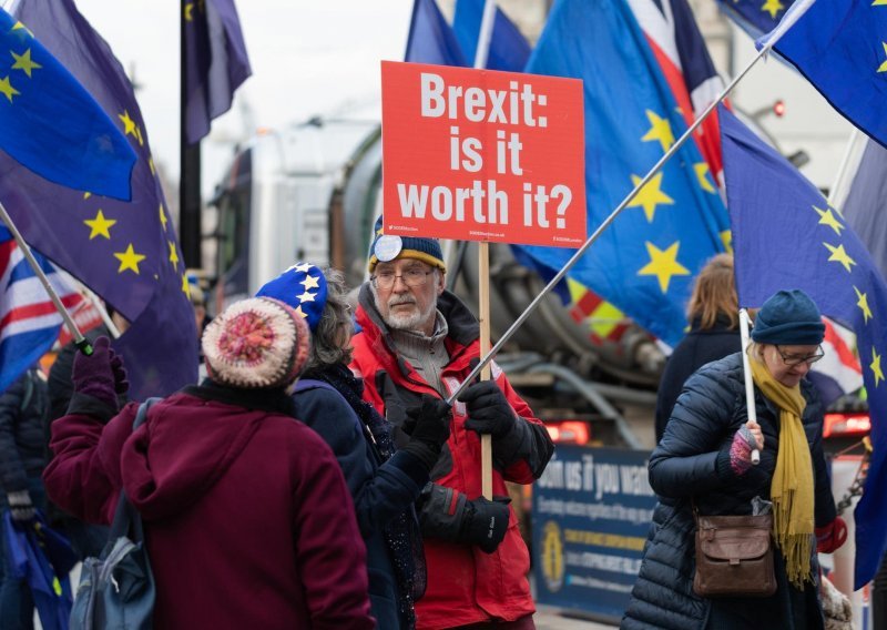 Tri britanske konzervativke napustile stranku zbog 'katastrofalnog Brexita'