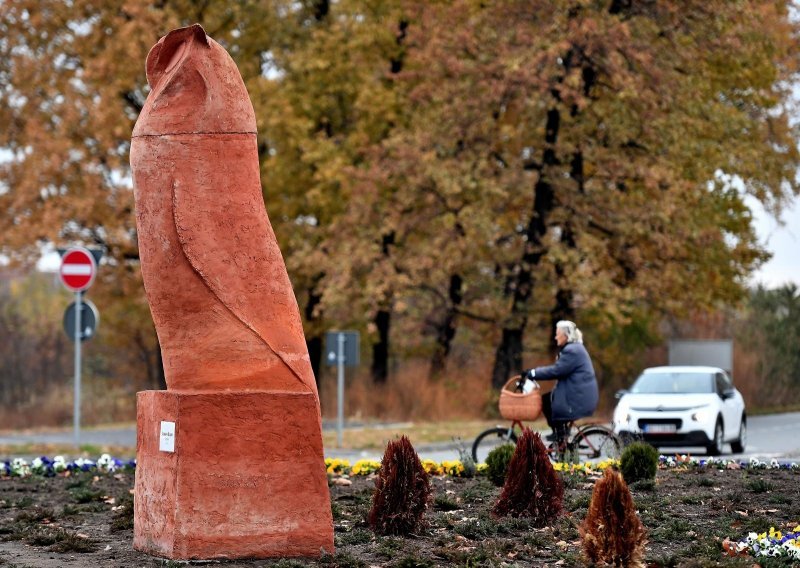 Ova skulptura sove neće dugo izdržati, jer ljude podsjeća na nešto drugo. A što je u pozadini priče?