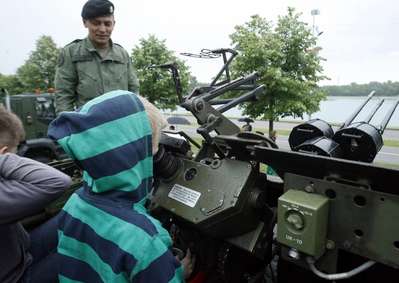 Tko će Hrvatsku bolje obraniti - raštimani F16 ili učiteljica Marta?