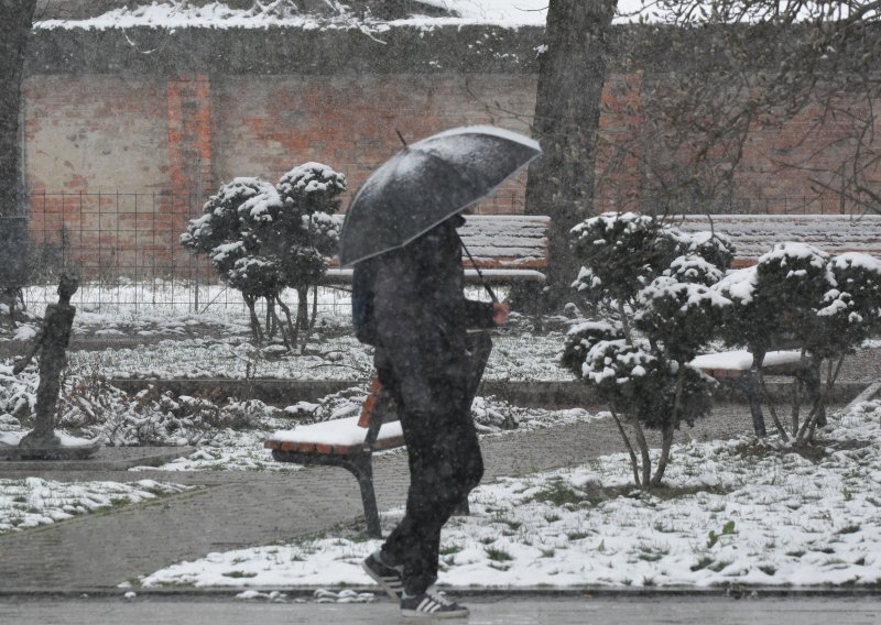 U unutrašnjosti se susnježica smrzava pri tlu, na Jadranu lokalni pljuskovi, pravi snijeg tek stiže