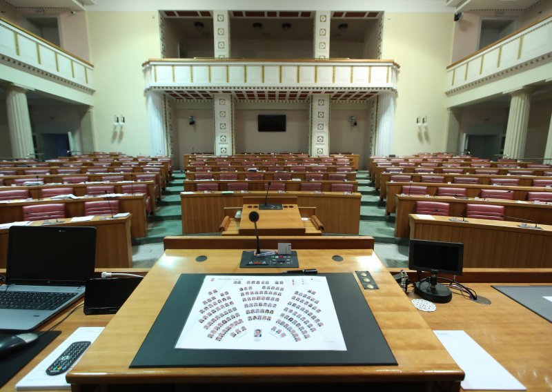 Zastupnici odlaze na jednomjesečni odmor, evo što će još odraditi zadnji radni dan