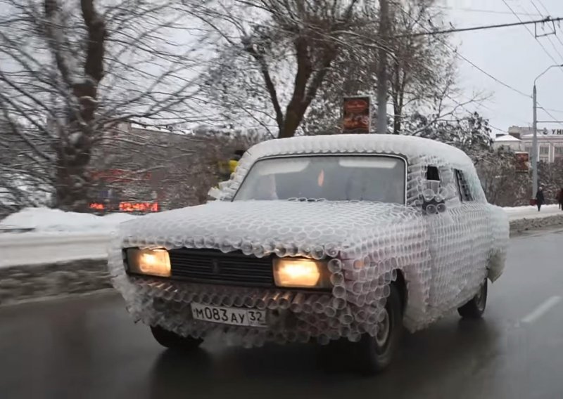 Rus prekrio svoju Ladu plastičnim čašama