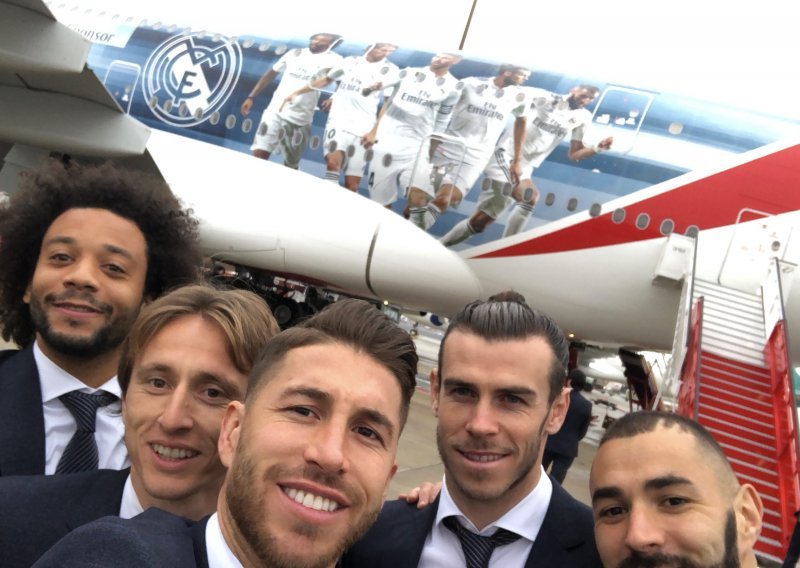 Luka Modrić i suigrači glavne zvijezde; pozirali uz posebnu naljepnicu na avionu