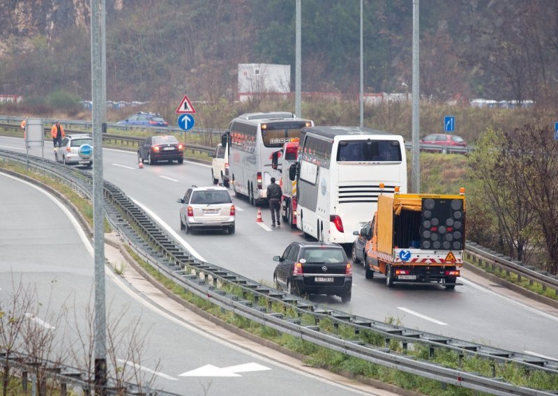 Pas na autocesti, autobus u kvaru, gužva na rotoru... Stanje u prometu pogoršava se iz sata u sat