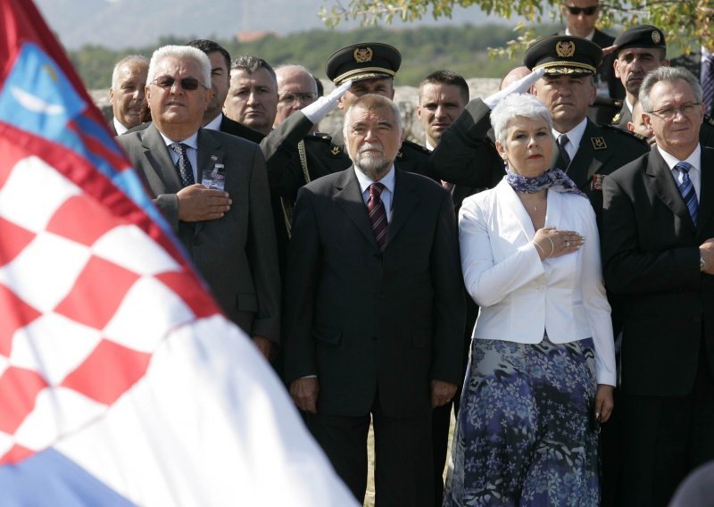 Mesić u papučama, kandidati na Oltaru domovine