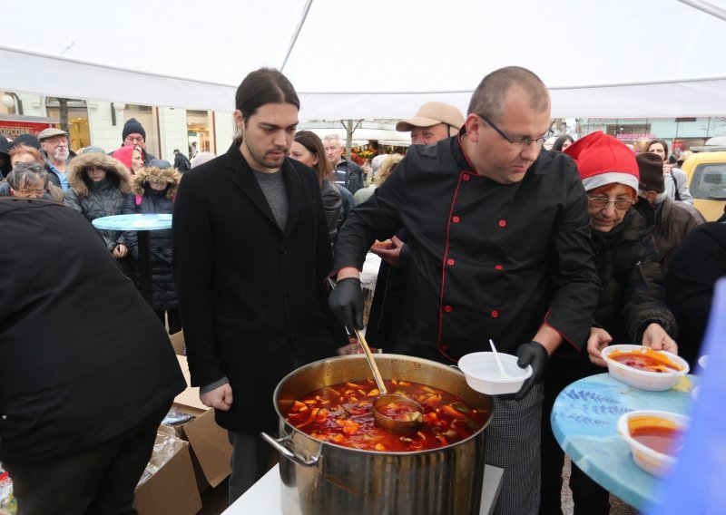 Živi zid dijelio hranu i poklone