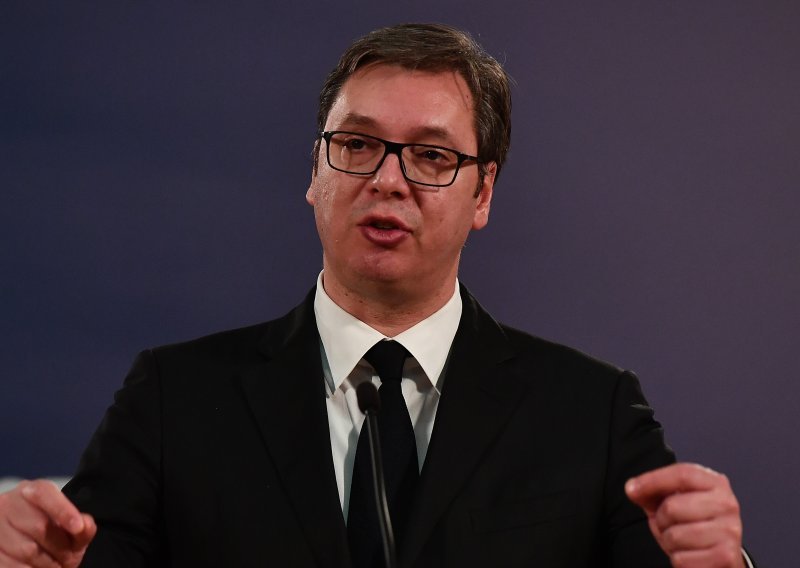 Jak Vučić, slaba oporba, kontrolirani mediji - Srbija na korak do novih izvanrednih izbora