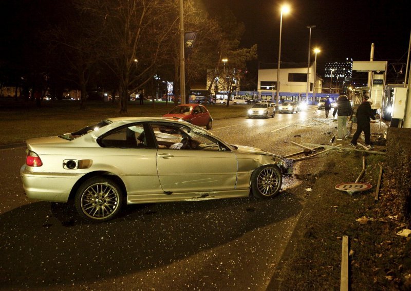 [FOTO] BMW-om u centru Zagreba pomeo tramvajsku stanicu