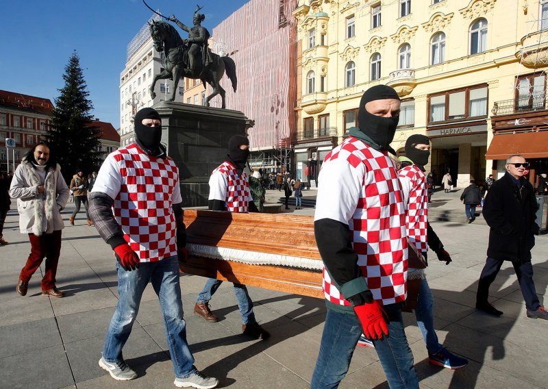 Centrom Zagreba prošetali s fantomkama na glavi i lijesom u rukama