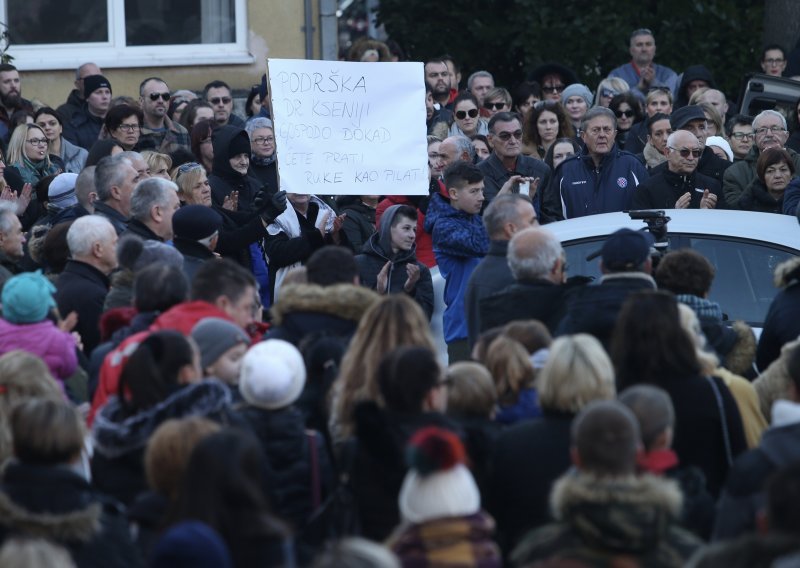 Stotine građana na skupu potpore pedijatrici u Metkoviću