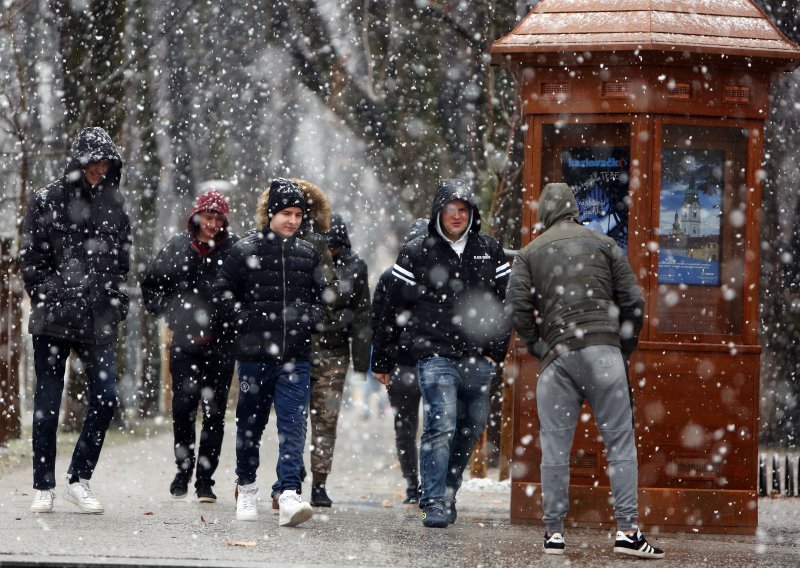 Samo danas će pasti više od 30 centimetara snijega, bit će zapuha i olujne bure