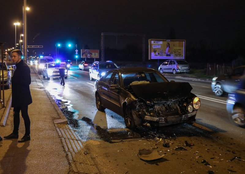 Krš i lom na Ilici u sudaru triju automobila