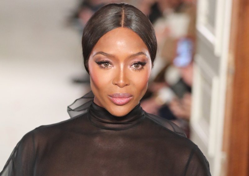 Povratak u velikom stilu: Naomi Campbell nakon 14 godina ponovno na pisti u haljini koja otkriva grudi