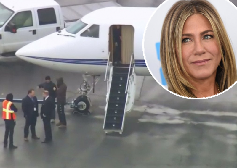 Jennifer Aniston u avionu tri sata proživljavala pravu dramu zbog kotača koji je otpao