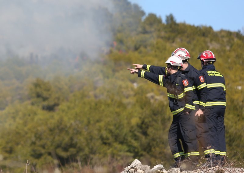 Požar kod Muća još nije ugašen, izgorjelo 50 hektara borove šume i makije