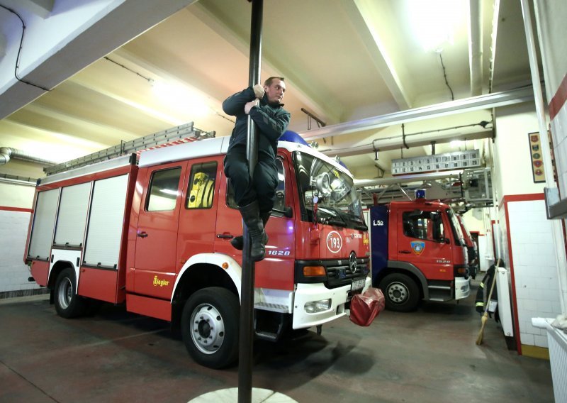 Proveli smo jutro sa zagrebačkim vatrogascima: Nije gorjelo, ali smo doznali vatrene priče, od skidanja dikobraza s drveta do onih koje žele zaboraviti