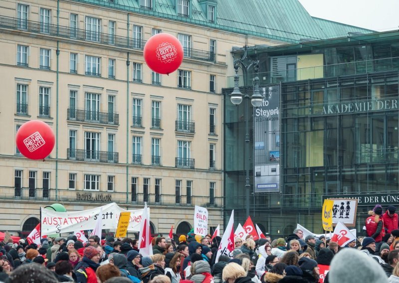 Štrajk upozorenja zaposlenih u javnim službama