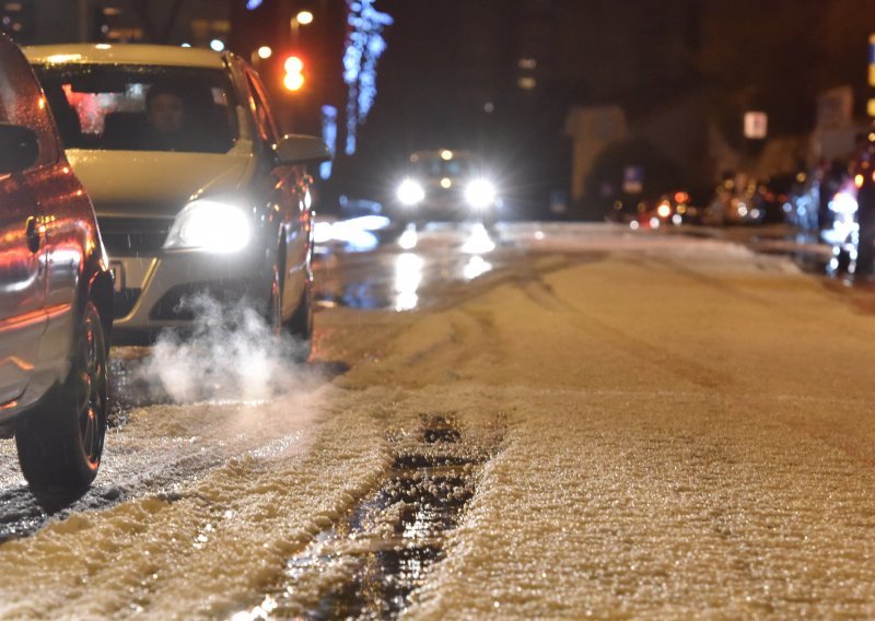 Tuča, snijeg, bura, pad temperature, objavljen crveni meteoalarm za otoke