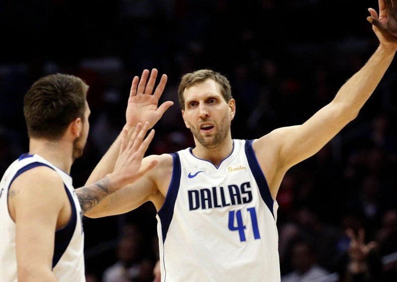 Nijemac Dirk Nowitzki oborio rekord Wilta Chamberlaina i zaslužio naklon do poda najvećih NBA zvijezda