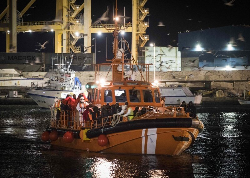 Devetero ljudi utopilo se u potonuću čamca s migrantima