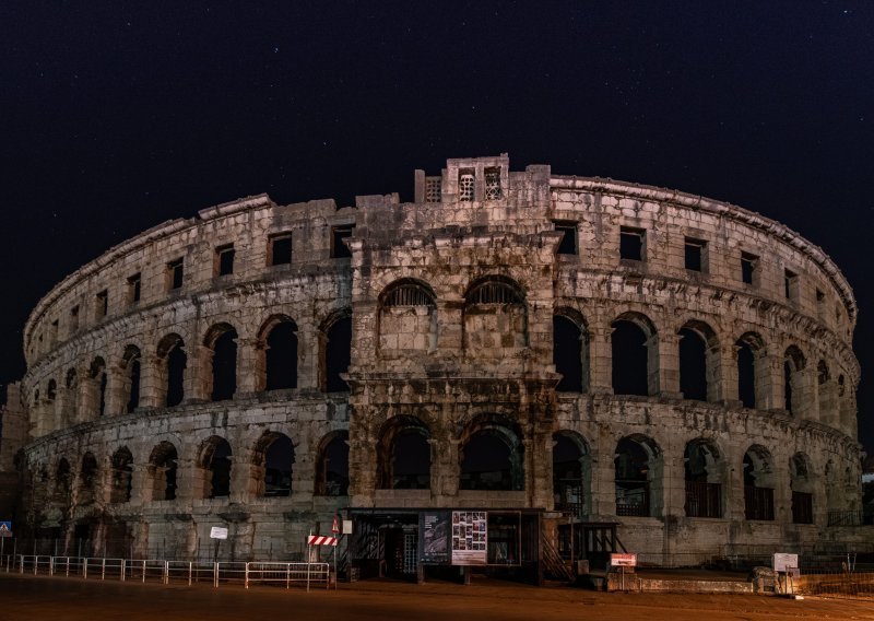 Na pulskoj Areni, dubrovačkim zidinama i zagrebačkoj katedrali u subotu je bila ugašena rasvjeta. Evo i zašto