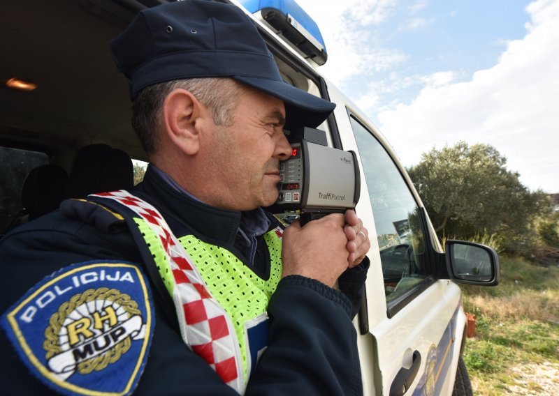 Sindikat policije traži pregovore o regresu, božićnici i daru za djecu