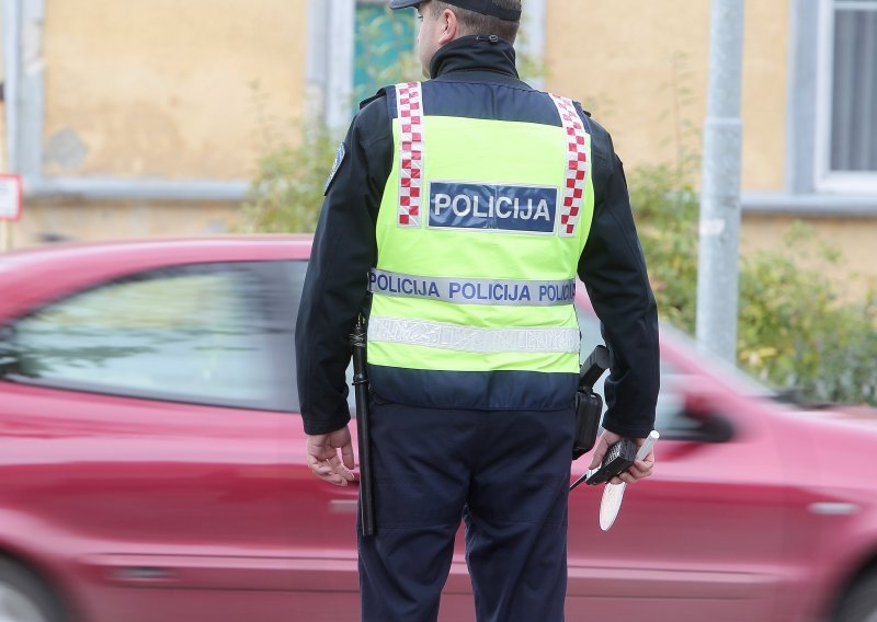 Policija za vikend zabilježila gotovo 5 tisuća prekršaja u prometu