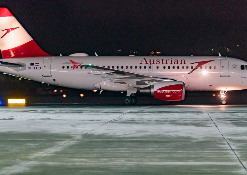 Trojac prerušen u vojnike iz aviona Austrian Airlinesa ukrao milijune eura