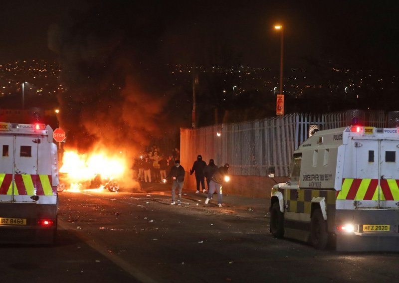 U neredima u Sjevernoj Irskoj ubijena novinarka, na policiju bacani Molotovljevi kokteli