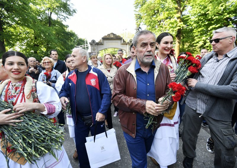 U Maksimiru se protiv Bandića, dok je dijelo građanima dijelio grah i karanfile, i prosvjedovalo