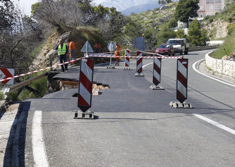 Zatvoren promet Jadranskom magistralom kod Podgore,  stanovnici 'odsječeni'