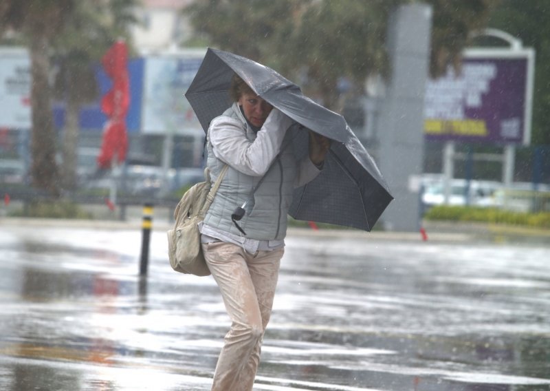 Zbog pljuskova i jakog vjetra izdan meteoalarm za cijelu Hrvatsku, pogledajte gdje će biti najlošije i gdje će padati snijeg