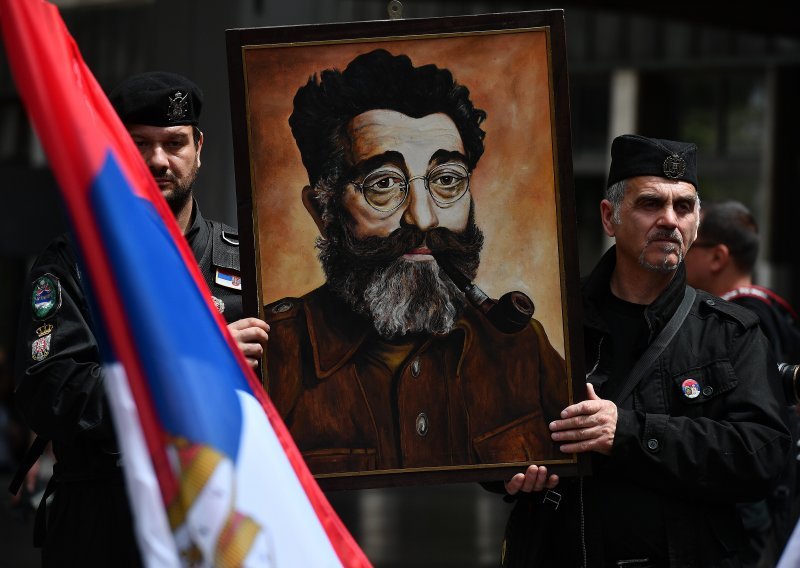 [FOTO] U centru Beograda četničkog vođu Dražu Mihailovića slavili kao antifašista
