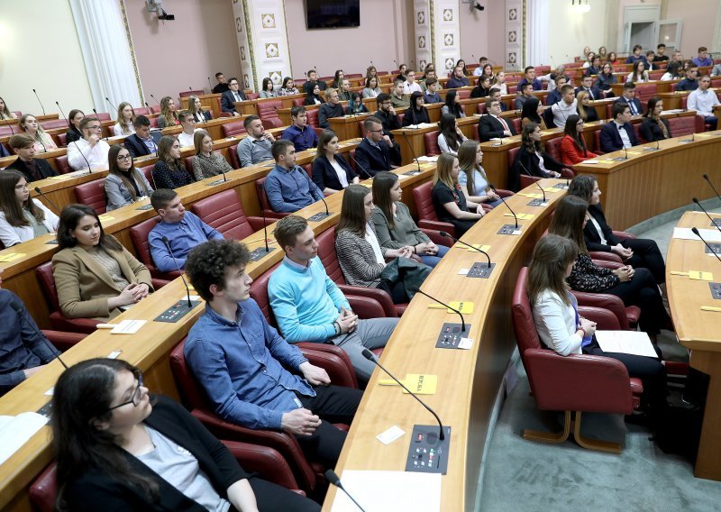 Srednjoškolci-zastupnici: Zabraniti prodaju energetskih pića