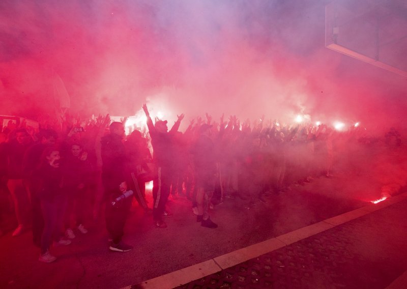 Pogledajte kako je Torcida dočekala pionire Hajduka nakon izgubljenog finala Kupa