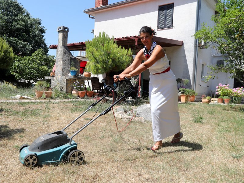 Nijemci Solarnom Energijom Napajaju čak I štale, A Hrvatska Sunce ...