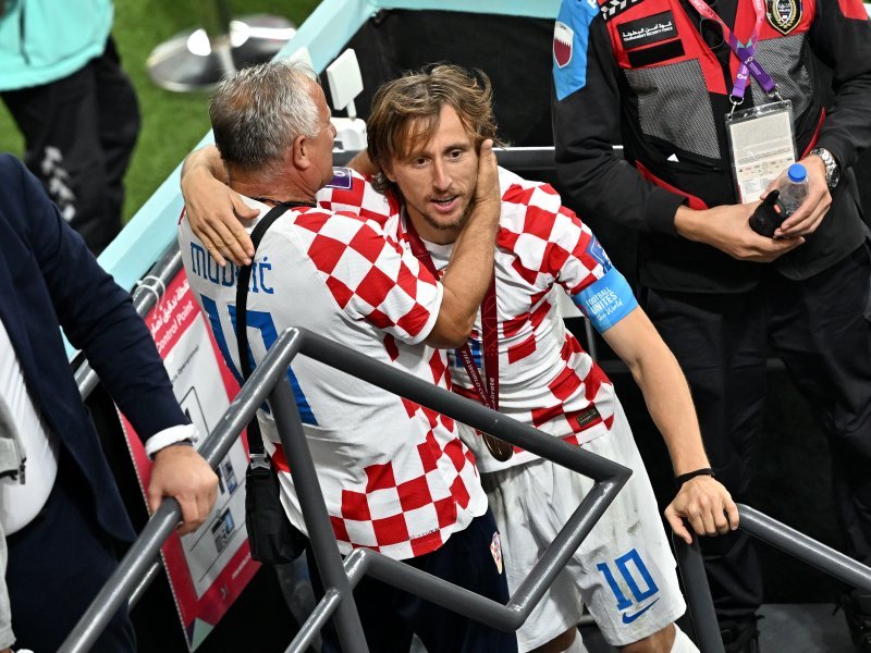 Dirljiv Prizor S Tribina: Luka Modrić Nakon Pobjede Pohitao U Očev ...