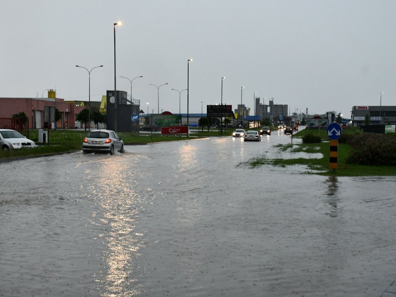 Snažno Nevrijeme Pogodilo Požegu, Poplavljene Ceste I Kuće - Tportal