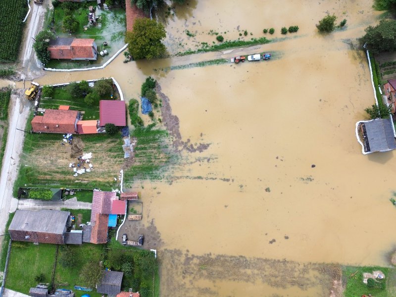 Zastrašujuće Fotografije Iz Zraka Pokazuju Razmjere Poplavljenog Sela ...